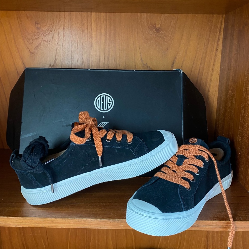 The Cariuma + Deus Ex Machina collaborative sneaker.